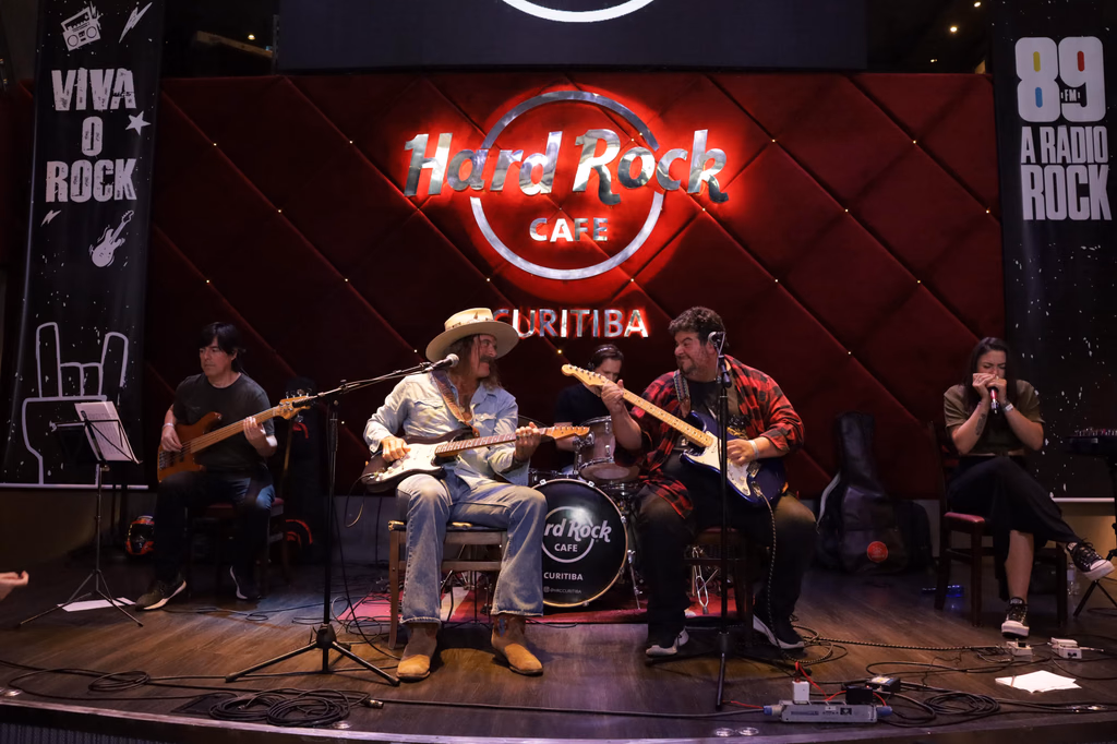 Ricardo Maranhão Trio and guests singing live during a show at Hard Rock Cafe Curitiba.
