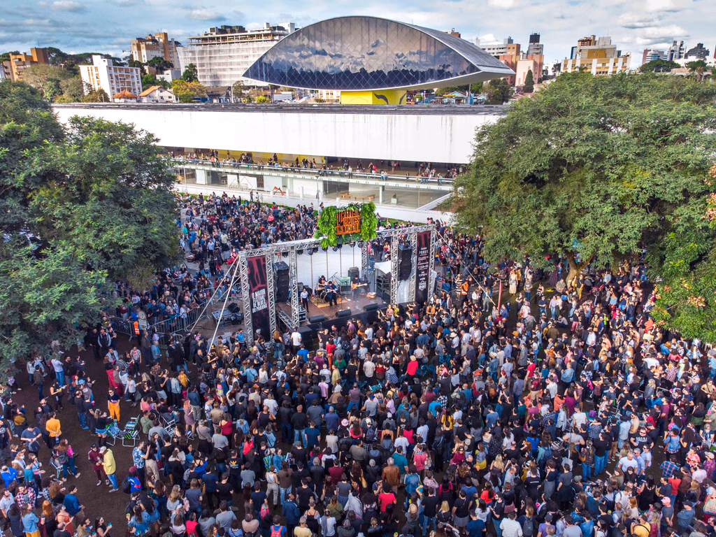 Live performance by the Ricardo Maranhão Trio at the Museu do Olho (Eye Museum) in Curitiba, with a large audience watching the show.